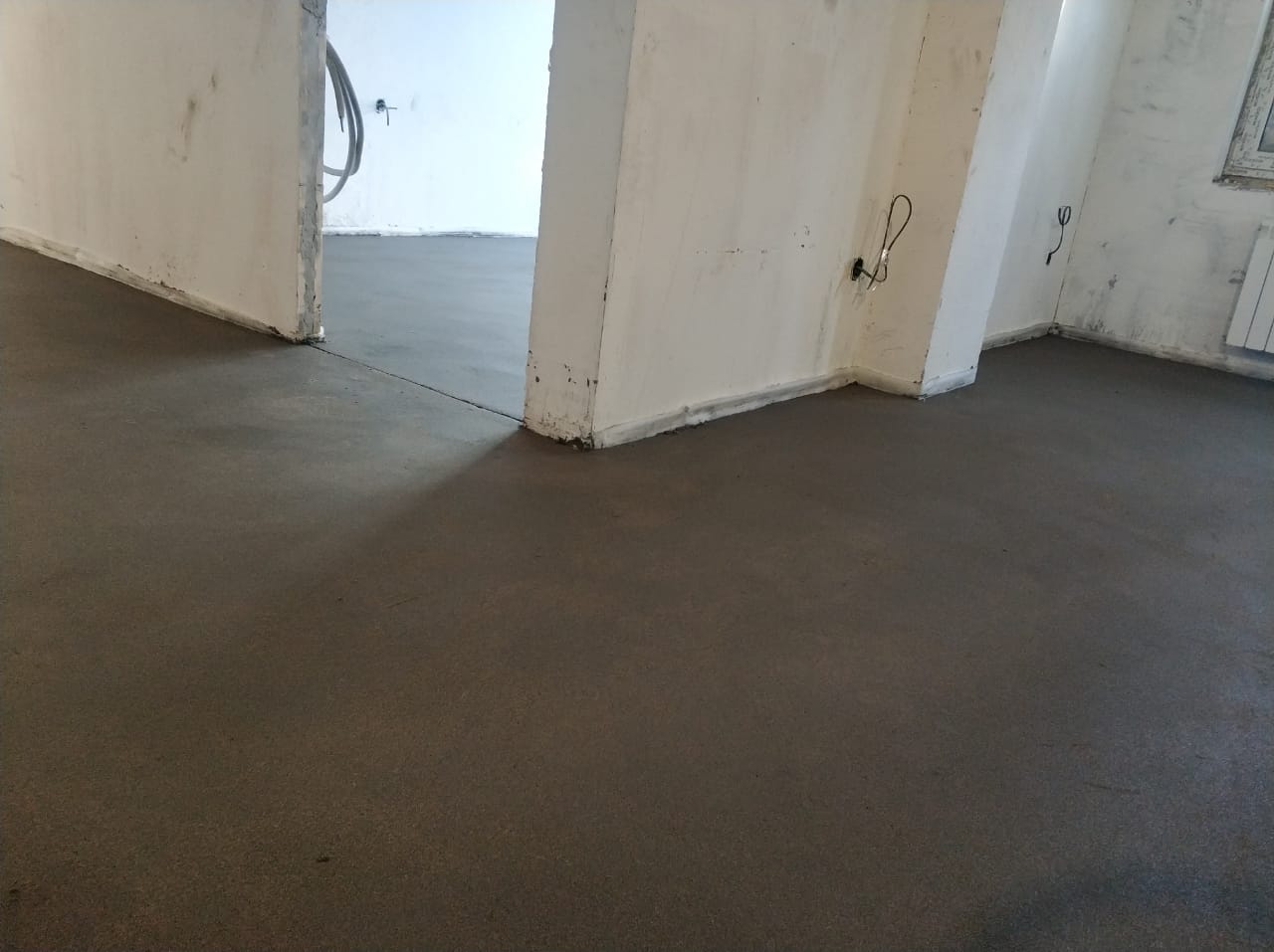 Полусухая стяжка перепад. М250 полусухая стяжка. Механизированная стяжка пола в квартире. Полусухая стяжка м200. Полусухая стяжка татстрой.