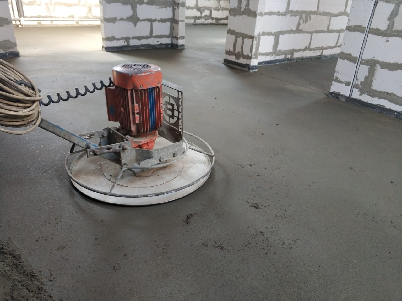 Чем покрыть бетонный пол в гараже чтобы не было пыли